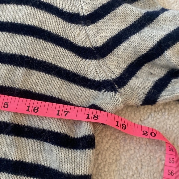 OLIVACEOUS STRIPED SWEATER with open back size large - Picture 5 of 5